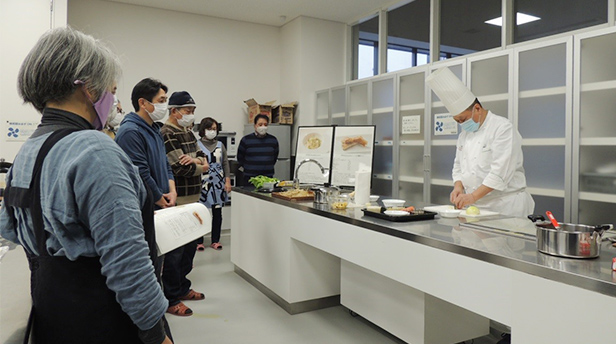 「ウェスティンホテル東京 沼尻 寿夫総料理長」から調理方法のポイントを学ぶ参加者