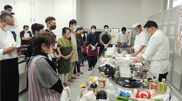 「ウェスティンホテル東京 岩根和史料理長」から調理方法のポイントを学ぶ参加者