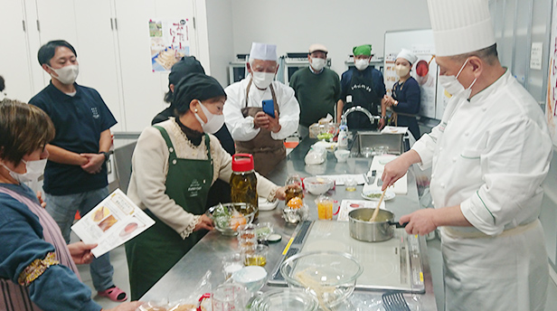 「ウェスティンホテル東京 沼尻寿夫総料理長」から調理方法のポイントを学ぶ参加者